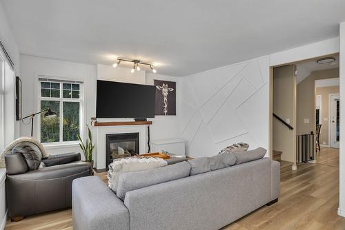 112-3825 Glen Canyon Drive, West Kelowna, BC - Indoor Photo Showing Living Room With Fireplace