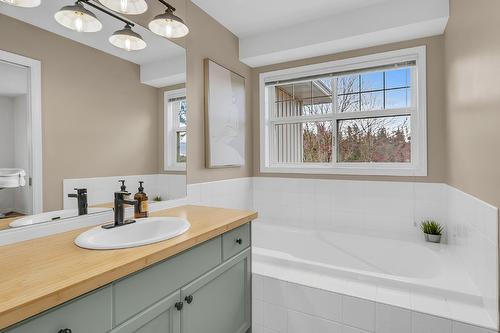 112-3825 Glen Canyon Drive, West Kelowna, BC - Indoor Photo Showing Bathroom