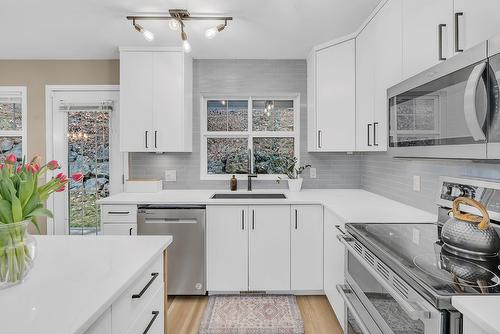 112-3825 Glen Canyon Drive, West Kelowna, BC - Indoor Photo Showing Kitchen With Upgraded Kitchen