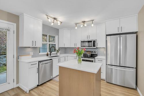 112-3825 Glen Canyon Drive, West Kelowna, BC - Indoor Photo Showing Kitchen With Upgraded Kitchen