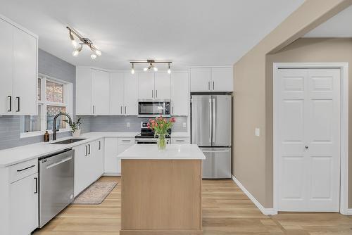 112-3825 Glen Canyon Drive, West Kelowna, BC - Indoor Photo Showing Kitchen With Upgraded Kitchen