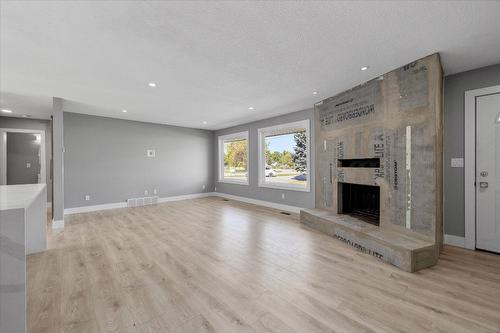 11110 Bottom Wood Lake Road, Lake Country, BC - Indoor Photo Showing Living Room With Fireplace