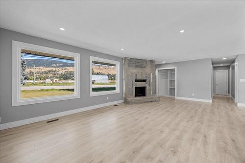 11110 Bottom Wood Lake Road, Lake Country, BC - Indoor Photo Showing Living Room With Fireplace