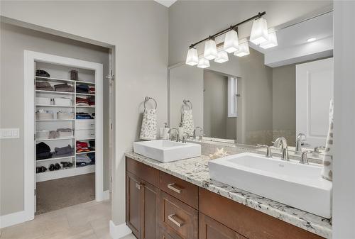 678 Peridot Court, Kelowna, BC - Indoor Photo Showing Bathroom