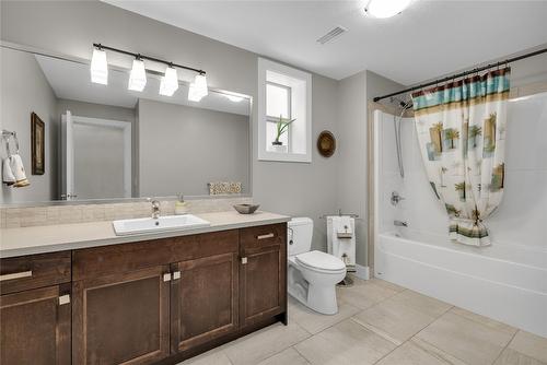 678 Peridot Court, Kelowna, BC - Indoor Photo Showing Bathroom