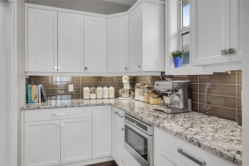 678 Peridot Court, Kelowna, BC - Indoor Photo Showing Kitchen With Upgraded Kitchen