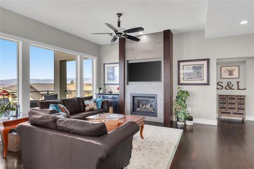 678 Peridot Court, Kelowna, BC - Indoor Photo Showing Living Room With Fireplace