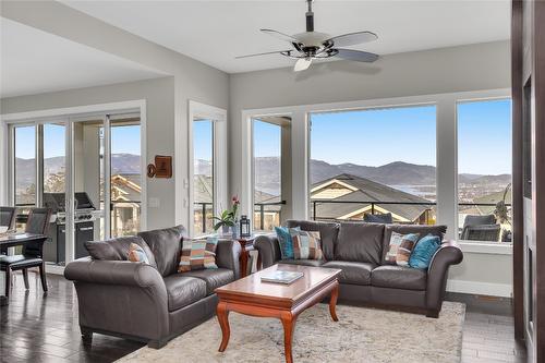 678 Peridot Court, Kelowna, BC - Indoor Photo Showing Living Room