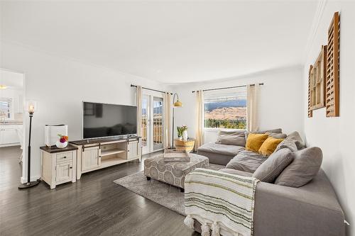 10091 Chase Road, Lake Country, BC - Indoor Photo Showing Living Room