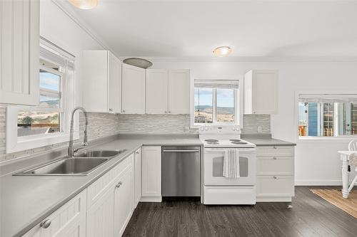 10091 Chase Road, Lake Country, BC - Indoor Photo Showing Kitchen With Double Sink