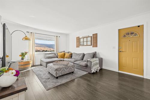 10091 Chase Road, Lake Country, BC - Indoor Photo Showing Living Room