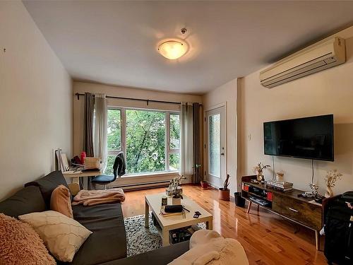 Salon - 203-440 Rue De La Gauchetière E., Montréal (Ville-Marie), QC - Indoor Photo Showing Living Room