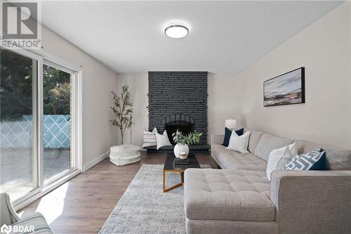 75 Marshall Street, Barrie, ON - Indoor Photo Showing Living Room