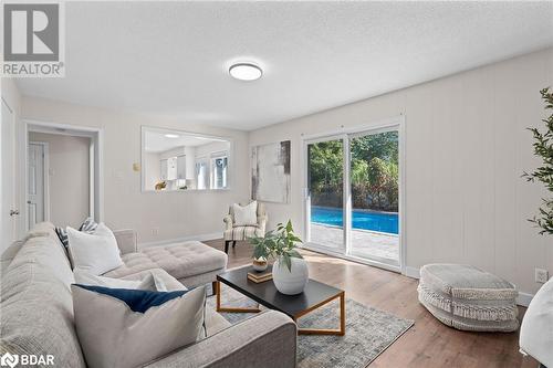 75 Marshall Street, Barrie, ON - Indoor Photo Showing Living Room