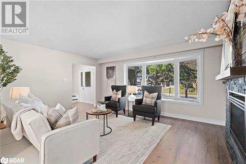 75 Marshall Street, Barrie, ON - Indoor Photo Showing Living Room