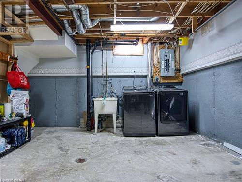 80 Oxford Street, St. Catharines, ON - Indoor Photo Showing Laundry Room