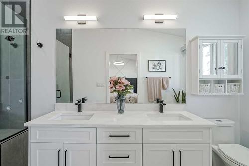 1315 105 Avenue Sw, Calgary, AB - Indoor Photo Showing Bathroom