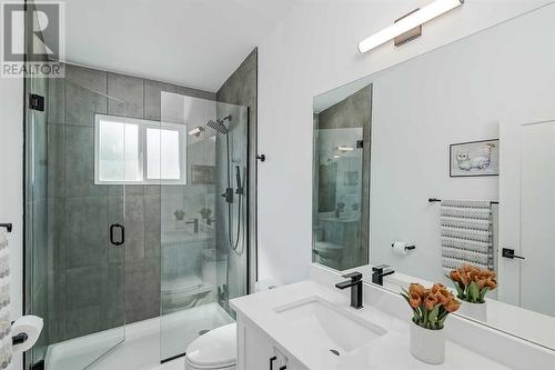 1315 105 Avenue Sw, Calgary, AB - Indoor Photo Showing Bathroom