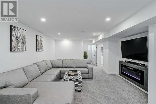 1315 105 Avenue Sw, Calgary, AB - Indoor Photo Showing Living Room