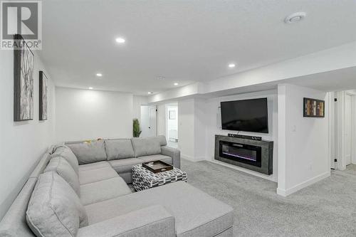 1315 105 Avenue Sw, Calgary, AB - Indoor Photo Showing Living Room