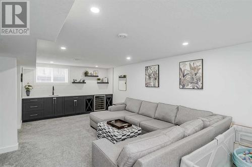 1315 105 Avenue Sw, Calgary, AB - Indoor Photo Showing Living Room