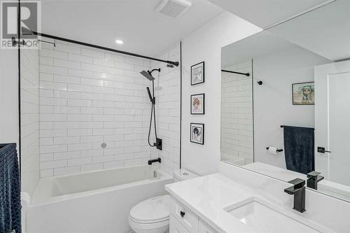 1315 105 Avenue Sw, Calgary, AB - Indoor Photo Showing Bathroom