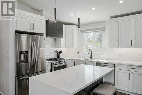 1315 105 Avenue Sw, Calgary, AB - Indoor Photo Showing Kitchen With Upgraded Kitchen