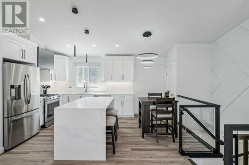 1315 105 Avenue Sw, Calgary, AB - Indoor Photo Showing Kitchen With Upgraded Kitchen