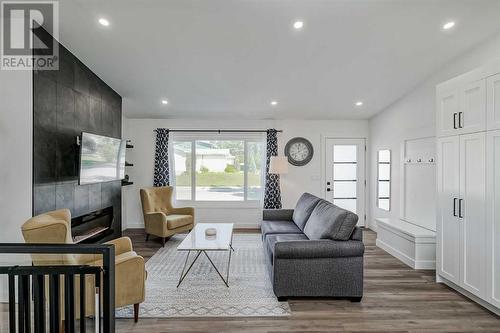 1315 105 Avenue Sw, Calgary, AB - Indoor Photo Showing Living Room