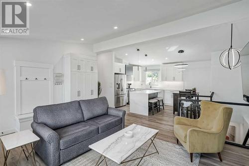 1315 105 Avenue Sw, Calgary, AB - Indoor Photo Showing Living Room