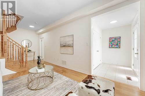 166 Elgin Mills Rd W Road, Richmond Hill, ON - Indoor Photo Showing Living Room