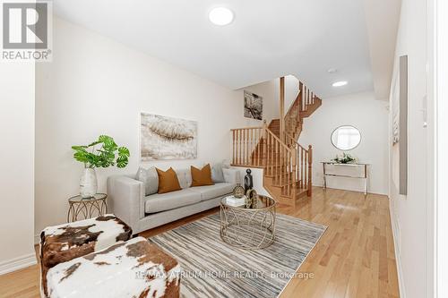 166 Elgin Mills Rd W Road, Richmond Hill, ON - Indoor Photo Showing Living Room