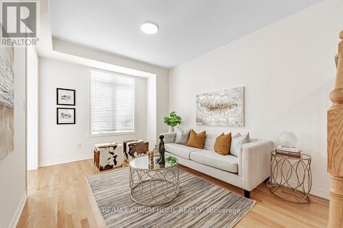 166 Elgin Mills Rd W Road, Richmond Hill, ON - Indoor Photo Showing Living Room