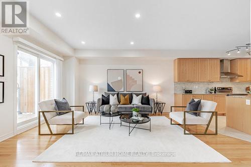 166 Elgin Mills Rd W Road, Richmond Hill, ON - Indoor Photo Showing Living Room