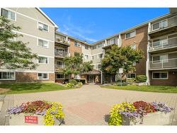 204-270 BRITTANY Drive  Ottawa, ON K1K 4M3