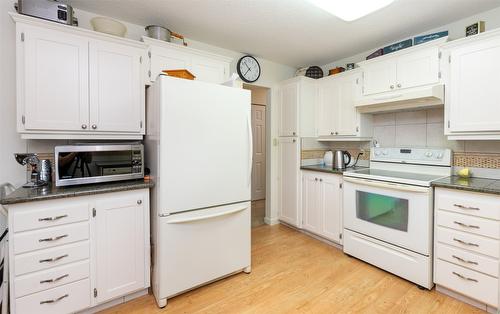 2270 21 Street, Salmon Arm, BC - Indoor Photo Showing Kitchen