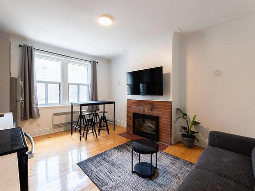 Salon - 17-2075 Av. Lincoln, Montréal (Ville-Marie), QC - Indoor Photo Showing Living Room With Fireplace