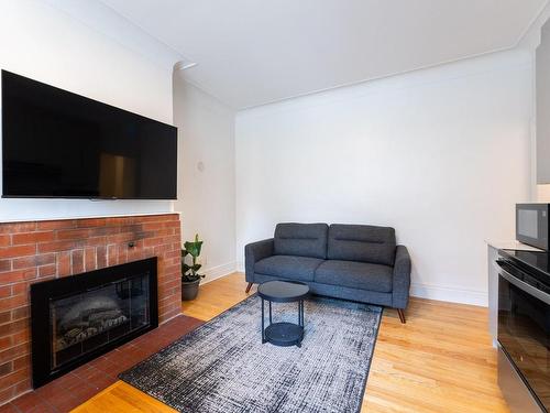 Salon - 17-2075 Av. Lincoln, Montréal (Ville-Marie), QC - Indoor Photo Showing Living Room With Fireplace