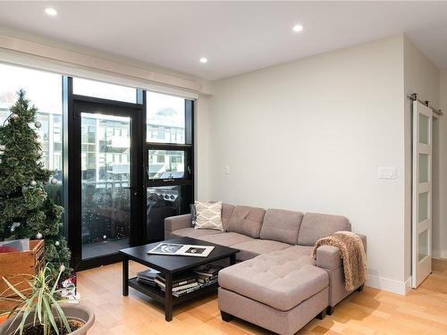 S316-1411 Cook St, Victoria, BC - Indoor Photo Showing Living Room