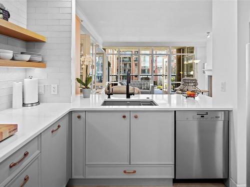 515-21 Dallas Rd, Victoria, BC - Indoor Photo Showing Kitchen