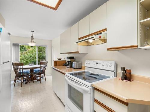 210-2250 Manor Pl, Comox, BC - Indoor Photo Showing Kitchen