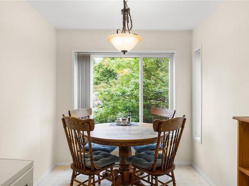 210-2250 Manor Pl, Comox, BC - Indoor Photo Showing Dining Room