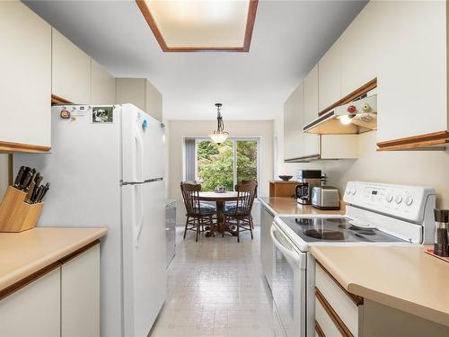 210-2250 Manor Pl, Comox, BC - Indoor Photo Showing Kitchen