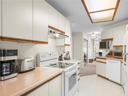 210-2250 Manor Pl, Comox, BC - Indoor Photo Showing Kitchen