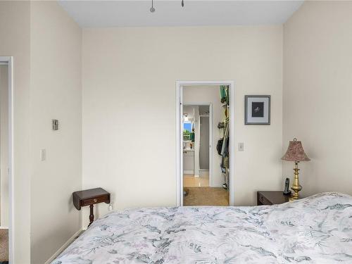 210-2250 Manor Pl, Comox, BC - Indoor Photo Showing Bedroom