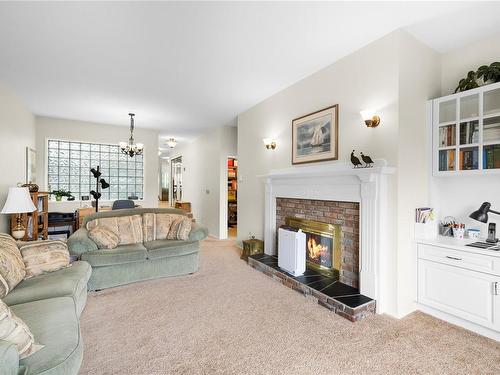 210-2250 Manor Pl, Comox, BC - Indoor Photo Showing Living Room With Fireplace