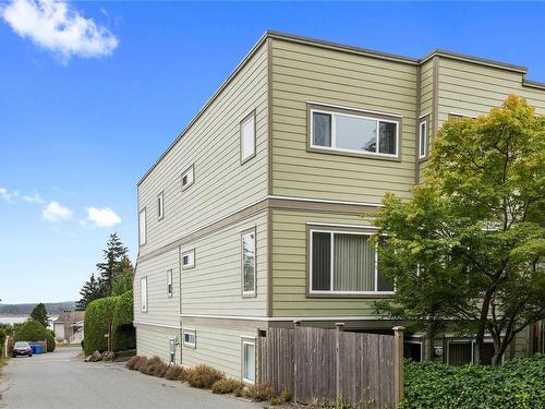 210-2250 Manor Pl, Comox, BC - Outdoor With Exterior