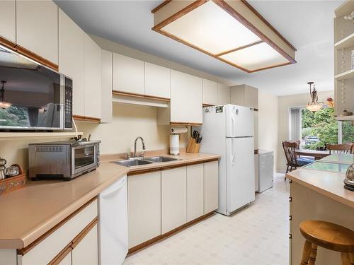 210-2250 Manor Pl, Comox, BC - Indoor Photo Showing Kitchen With Double Sink