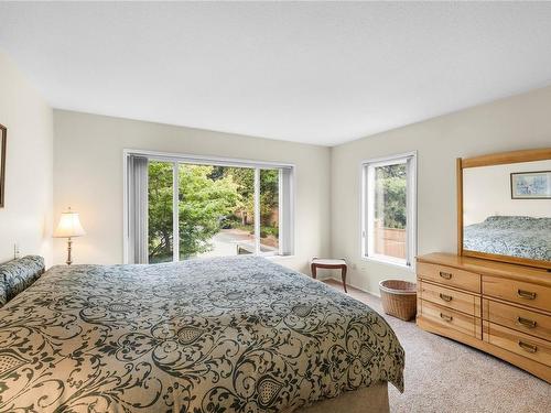 210-2250 Manor Pl, Comox, BC - Indoor Photo Showing Bedroom