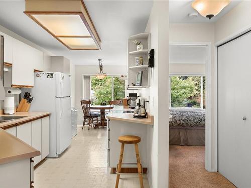 210-2250 Manor Pl, Comox, BC - Indoor Photo Showing Kitchen